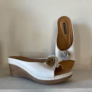 Good Choice Shoes - White Brown Flower “Sydney White Wedge Sandals”